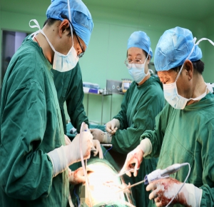 西藏阜康肿瘤医院成功完成一例肺癌根治术（左侧肺叶切除术+纵膈淋巴结清扫术）